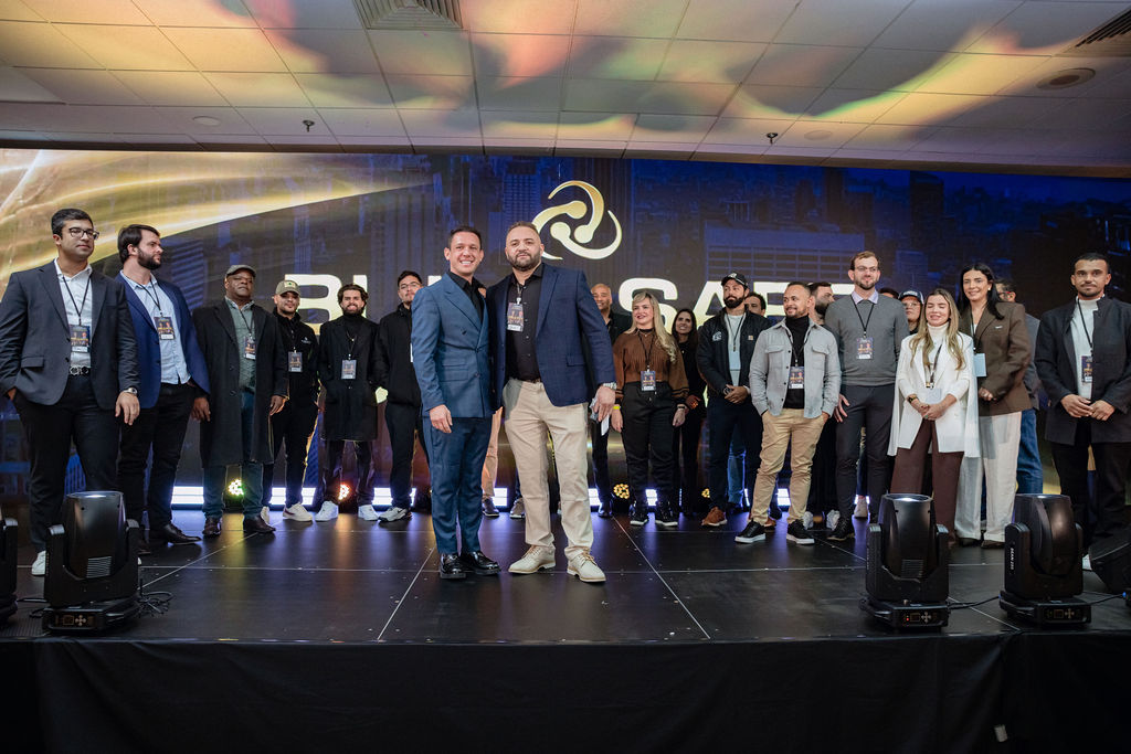 Participantes reunidos no palco do Build Safe Connection