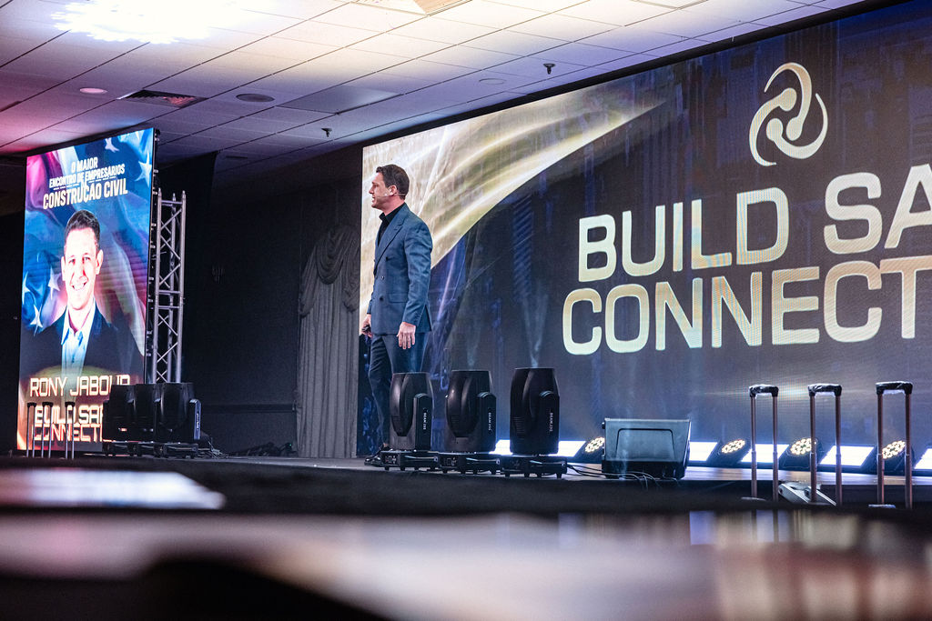 Palestra no palco do Build Safe Connection