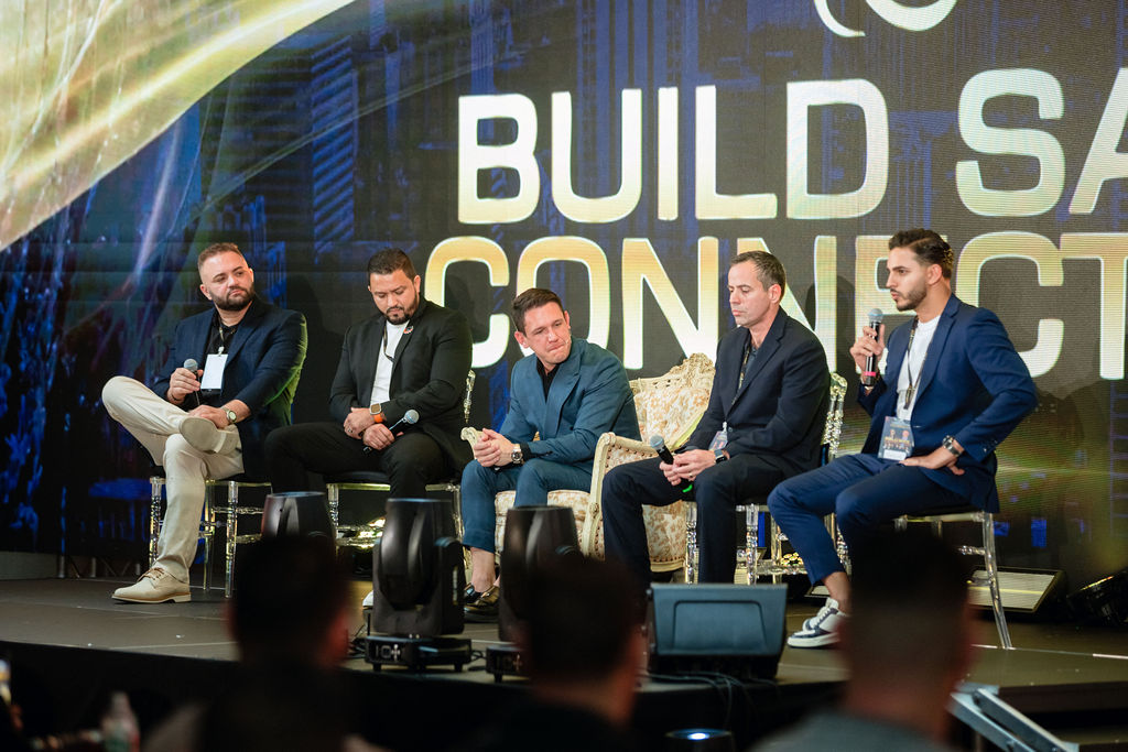 Participantes de um Talk Show no palco do Build Safe Connection